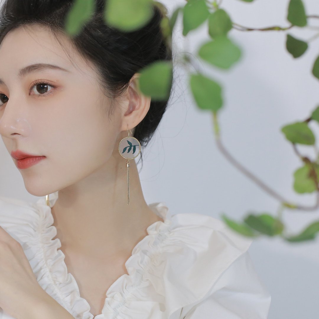 元森手作 春日清新 少女系气质 纯手工刺绣 绿色柳叶刺绣耳环 - 耳环/耳夹 - 绣线 绿色