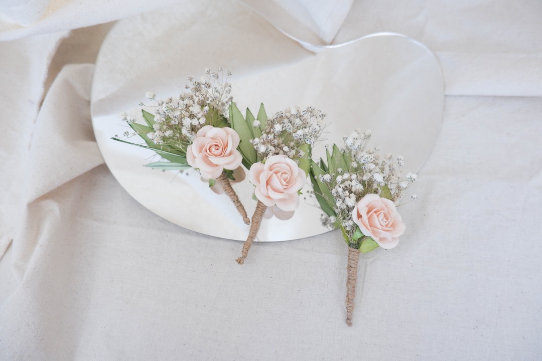 Blush pink gypsophila flower boutonniere, buttonhole, wedding corsage (1 pc) - 胸花/手腕花 - 纸 粉红色