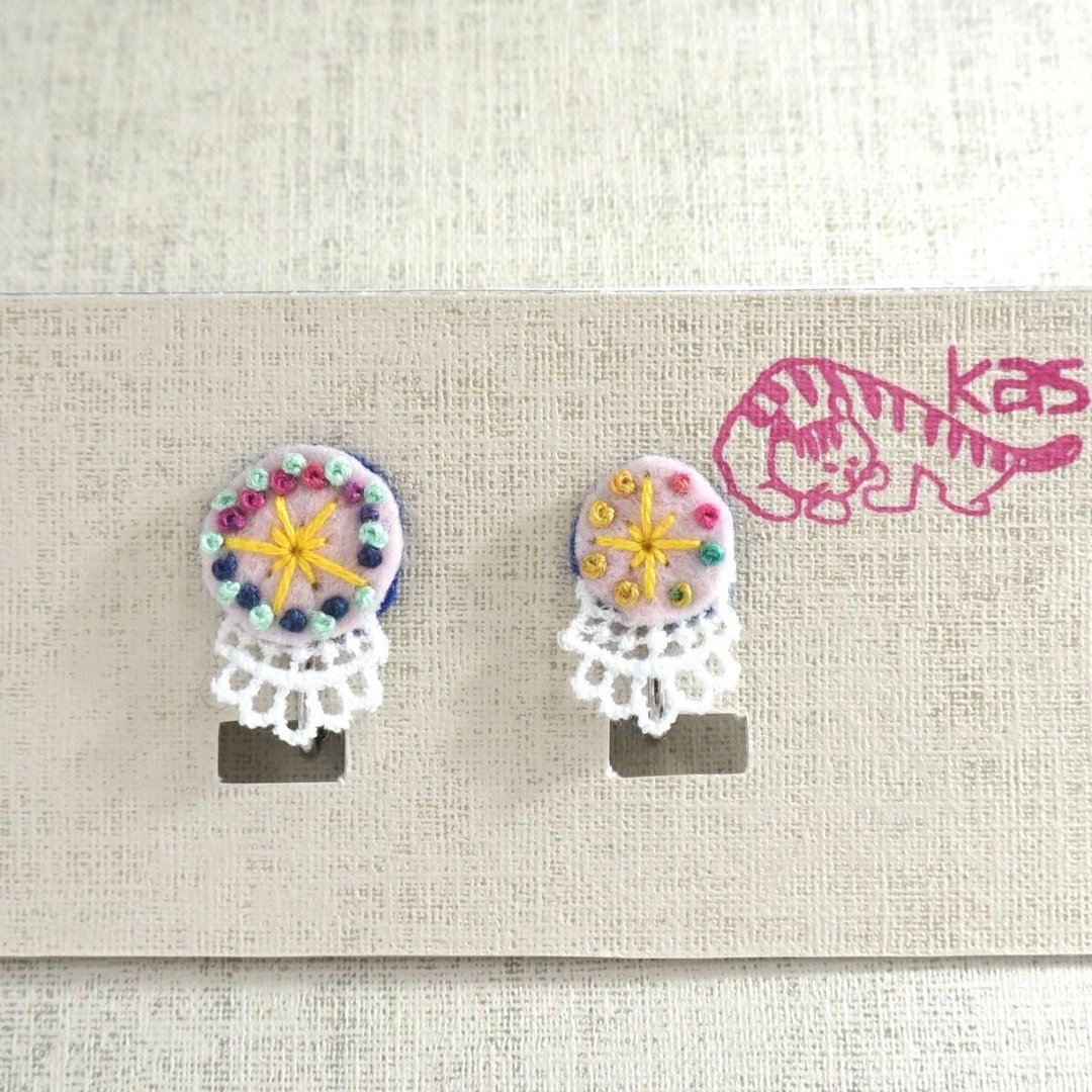 Hand embroidery earring"Spring color circle big,small" - 耳环/耳夹 - 绣线 粉红色