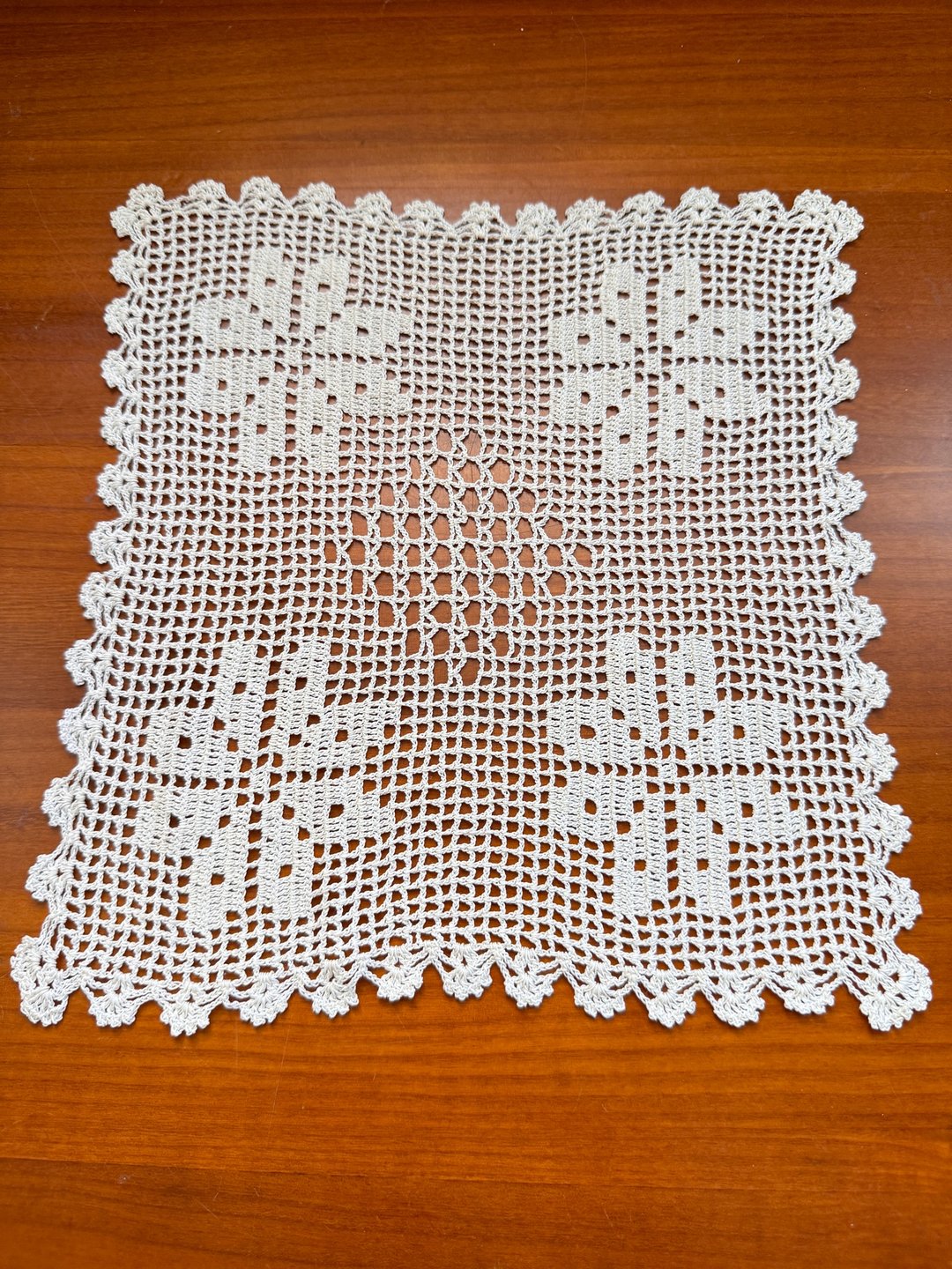 澳洲购入之方形老蕾丝布 - 海报/装饰画/版画 - 其他金属 金色