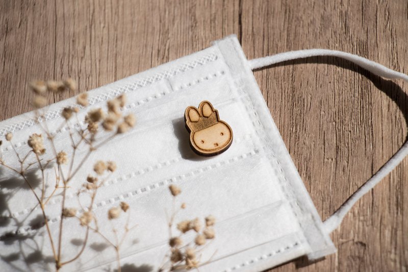 【Pinkoi x miffy】皇冠 miffy 香氛口罩扣 / 磁吸别针 - 胸针 - 木头 咖啡色