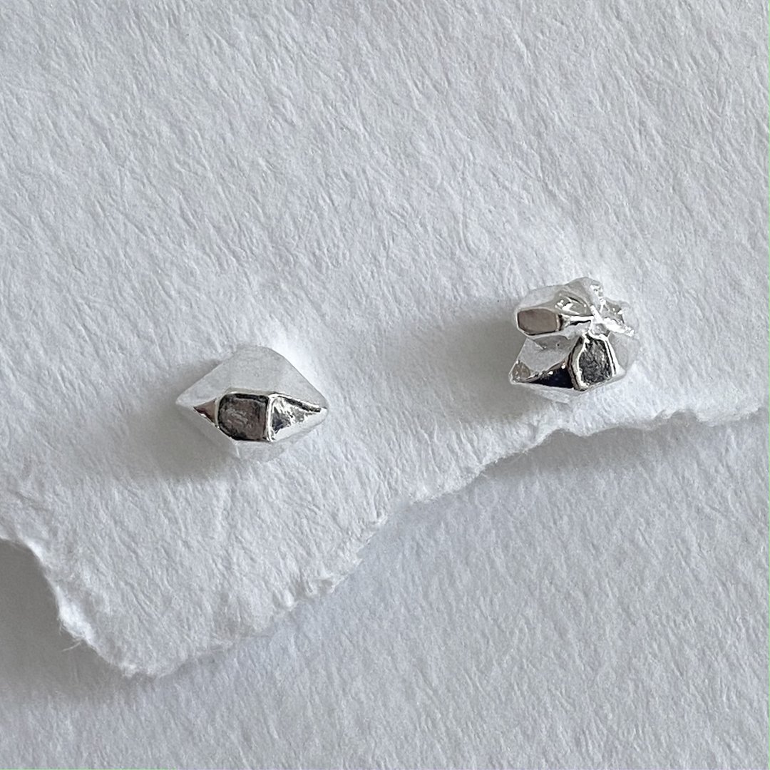 小棱石耳环 Prismatic earrings 925纯银 - 耳环/耳夹 - 其他金属 银色