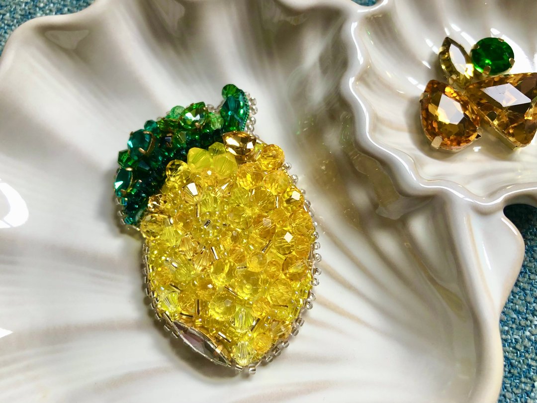 Lemon bead embroidery brooch No.1 - 胸针 - 玻璃 黄色