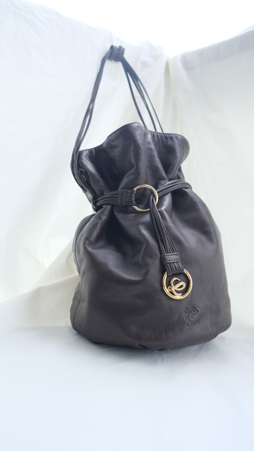 日本中古二手Vintage Loewe 巧克力啡色圆桶束口袋 束绳包 水桶包 - 侧背包/斜挎包 - 真皮 咖啡色