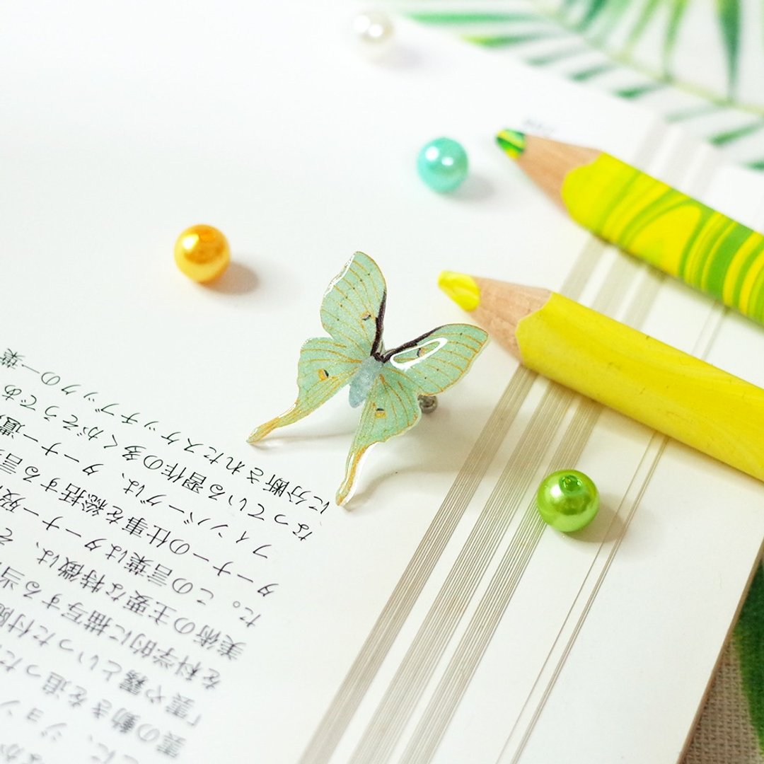 台湾特有种 台湾长尾水青蛾 医疗钢耳骨夹 绘画耳环 - 耳环/耳夹 - 防水材质 绿色