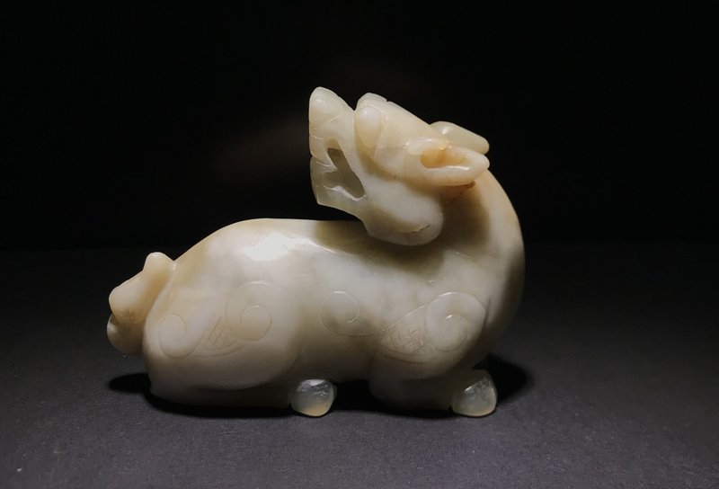 白玉 回首螭龙 把件 241.2克 瑞兽 吉祥兽 古玉 老玉 貔貅 圆雕 - 摆饰 - 玉石 白色