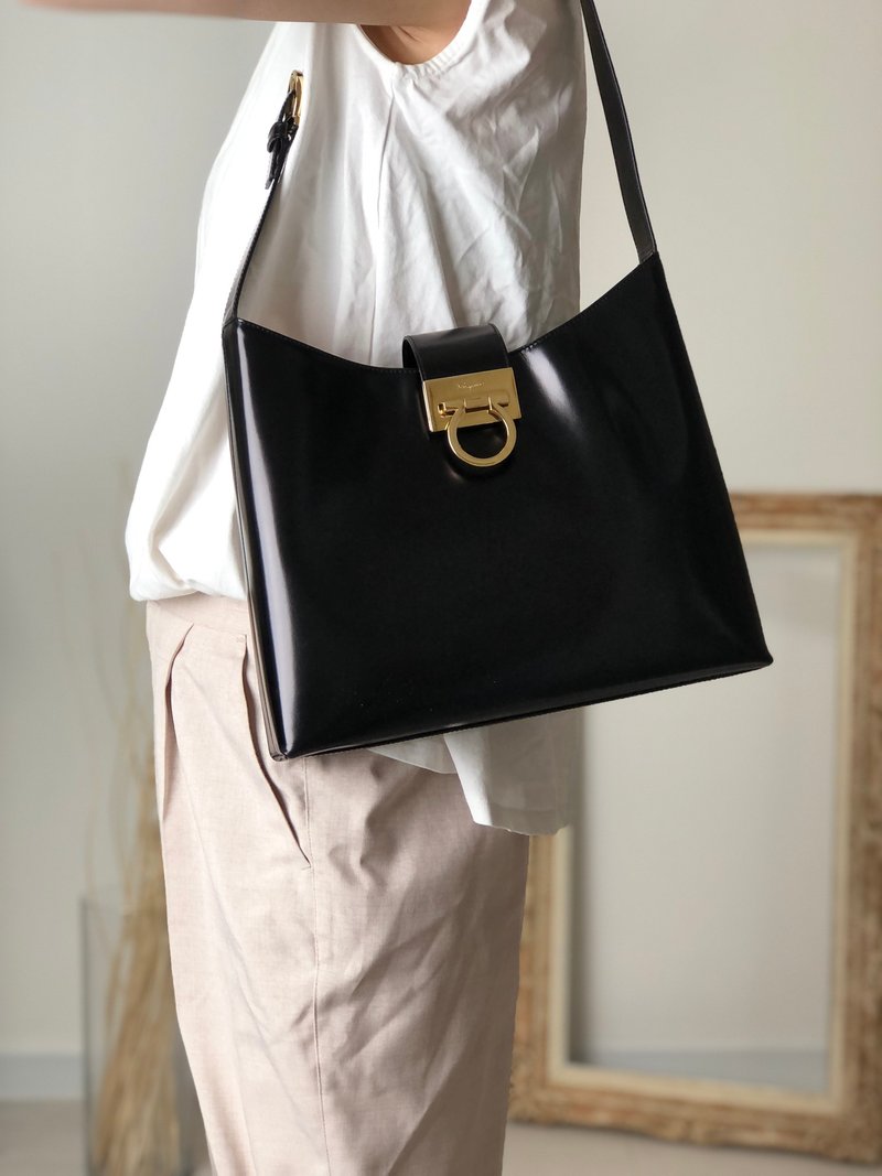 【日本直送，全新二手包】Salvatore Ferragamo黑Gancini 皮革肩背包 j6g6xf - 侧背包/斜挎包 - 真皮 黑色