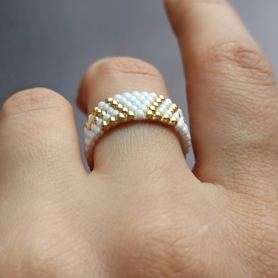 Geometric design bead ring | Elastic ring | Handmade jewelry | Bead white ring - 戒指 - 玻璃 金色