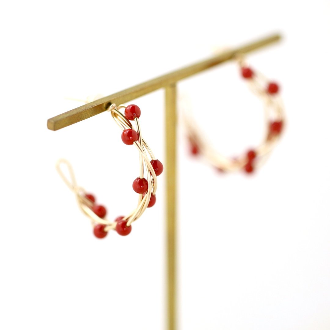 [Made to order] 14kgf Swarovski Crystal Beads Red Coral Twist Pierced Earrings [gift box] - 耳环/耳夹 - 贵金属 红色