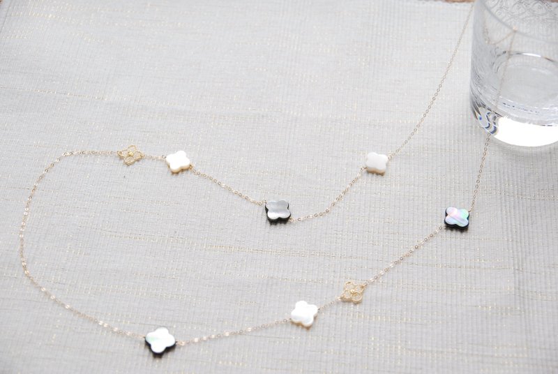 花卉蕾丝与贝壳长项链 黑x白 - 长链 - 宝石 白色