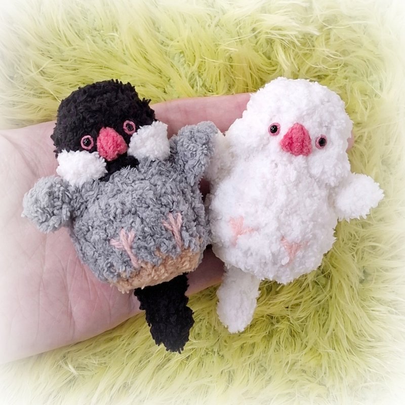 文鸟 稍微加大娃娃 头顶到尾巴8.5cm 可加钥匙圈吊饰别针 毛线物 - 订制抱枕/饰品 - 其他材质 白色