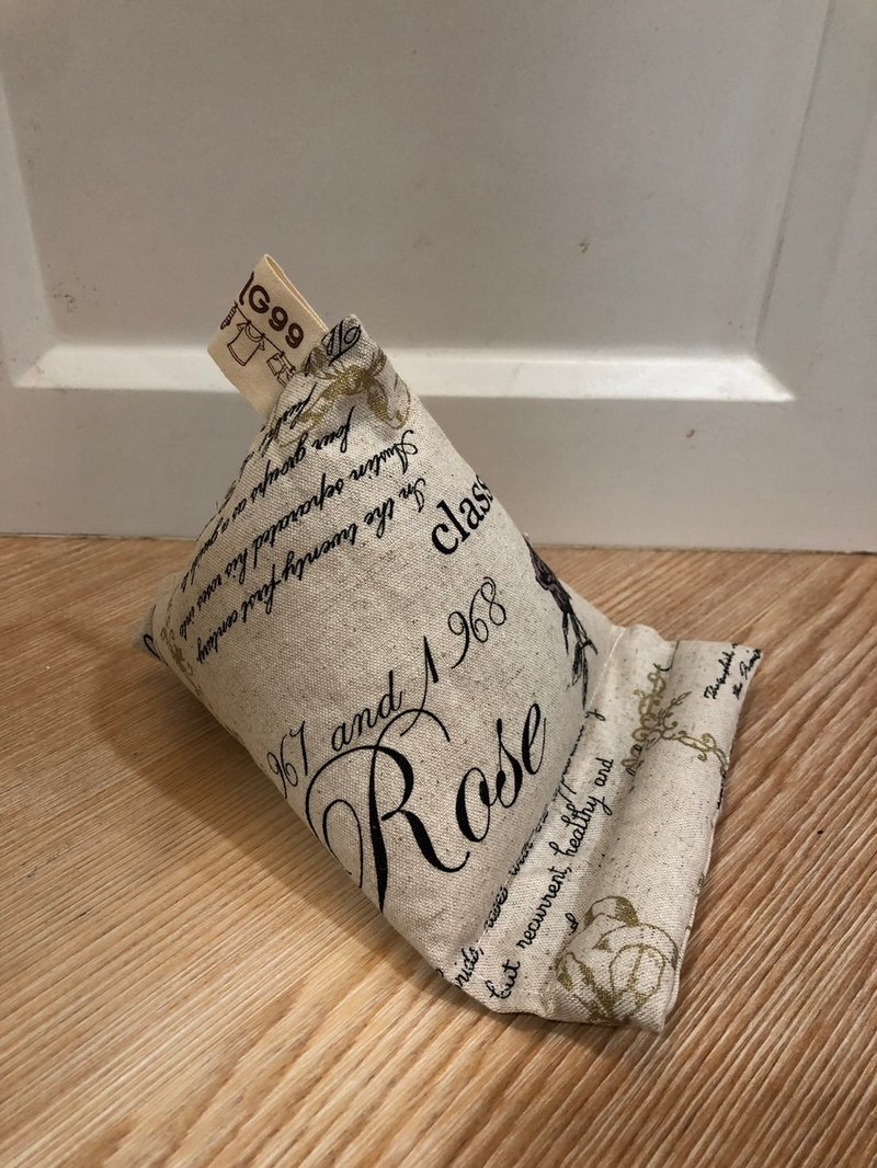 疗愈系手机座~三角饭团手机架、手机枕-欧洲烫金英文草写风 - 手机座/防尘塞 - 棉．麻 