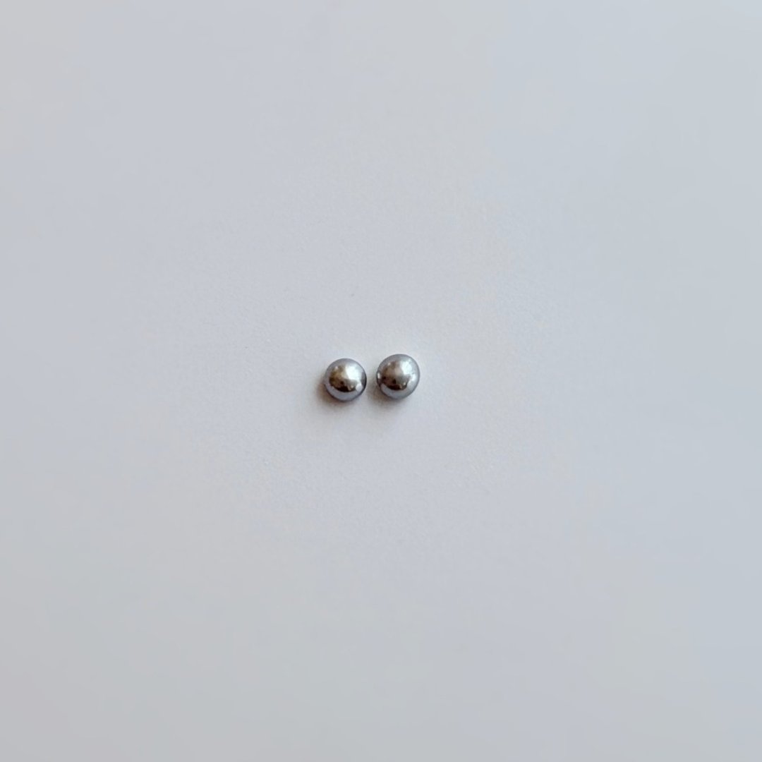 Silver Grey Pearl Stud Earrings - 耳环/耳夹 - 珍珠 灰色