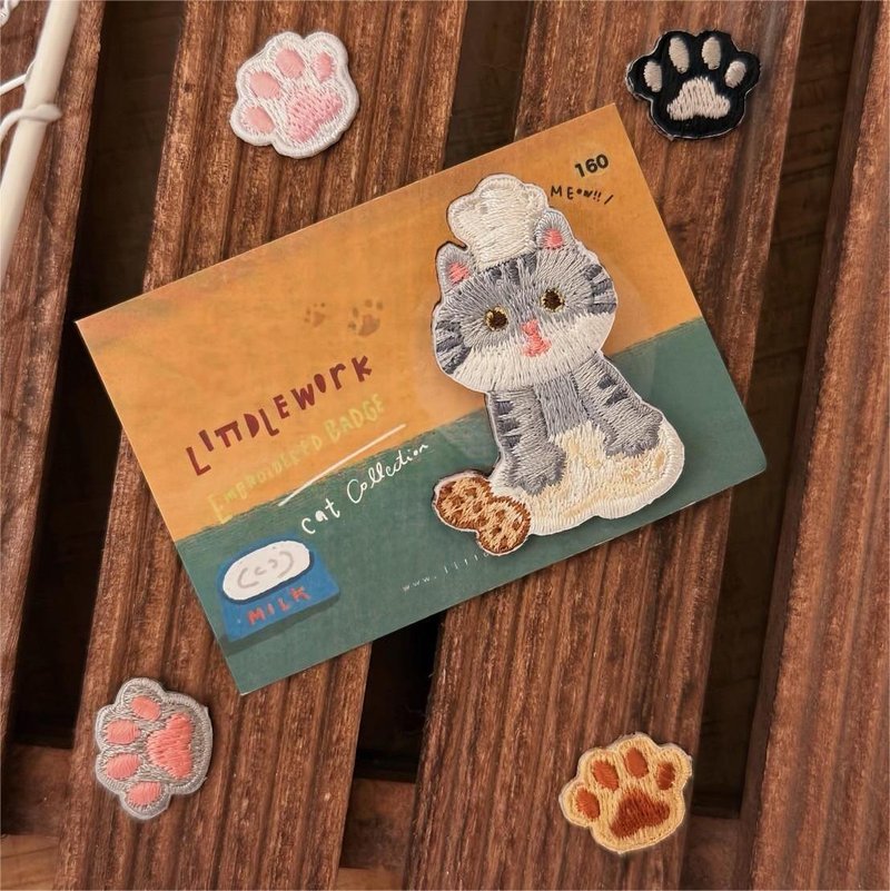 刺绣烫贴/别针 | 猫咪 - 踏踏灰猫 | Littdlework - 徽章/别针 - 绣线 多色