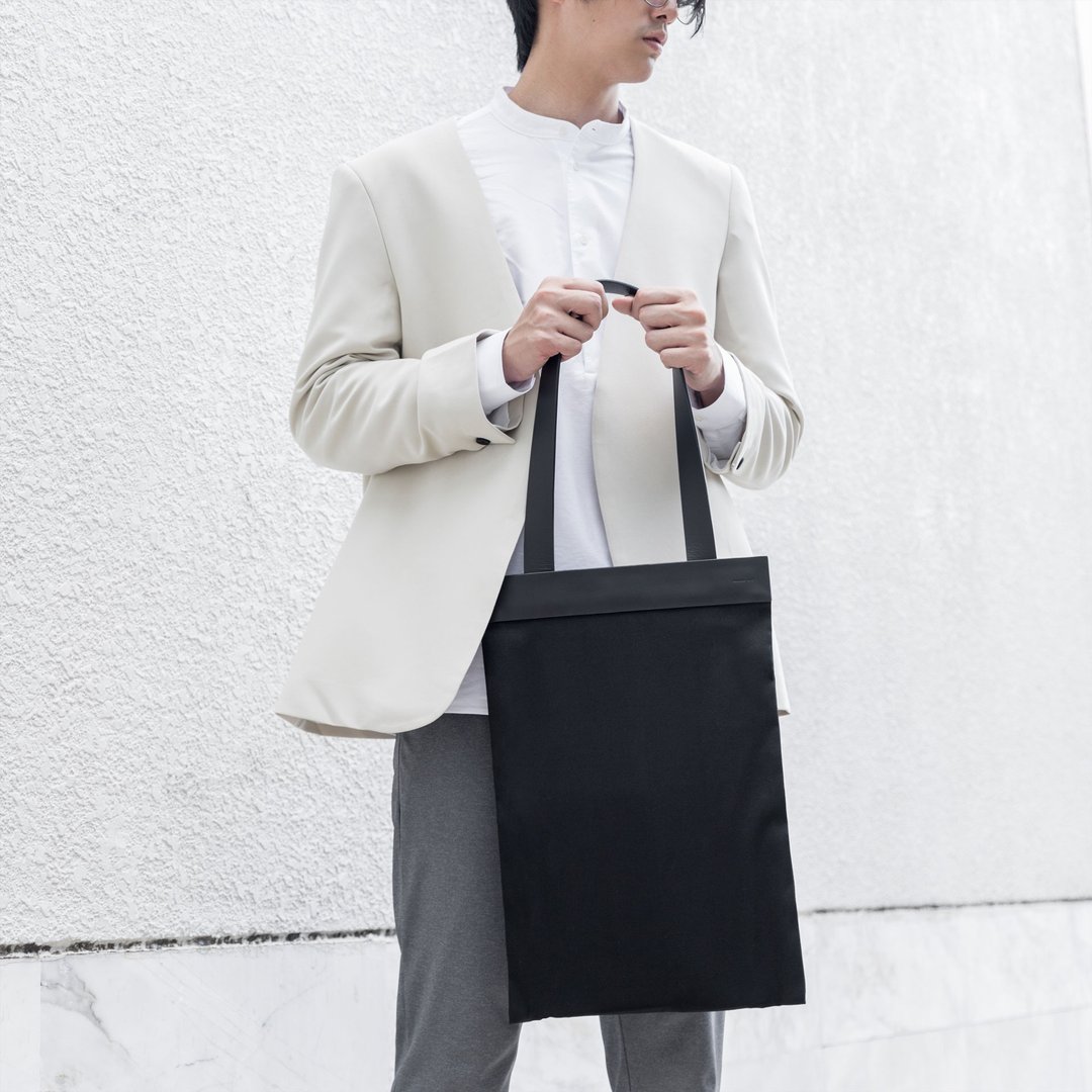 DA24 Flat Satchel – 黑色 (极简皮革包) - 电脑包 - 其他材质 