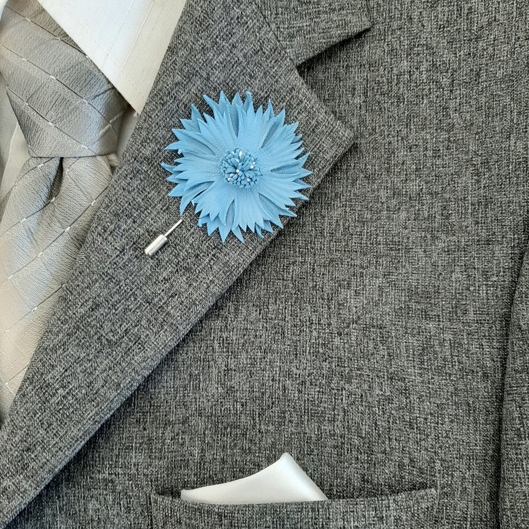 Men's lapel pin leather flower cornflower, Gift for him Leather boutonnierre - 胸针 - 真皮 蓝色