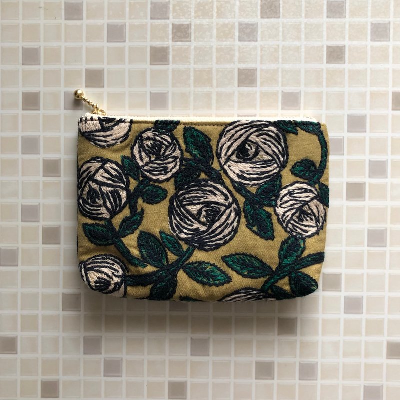 Cosmetic bag, cosmetic pouch, handmade, rose pattern, rose, using high-quality fabric - 化妆包/杂物包 - 棉 多色