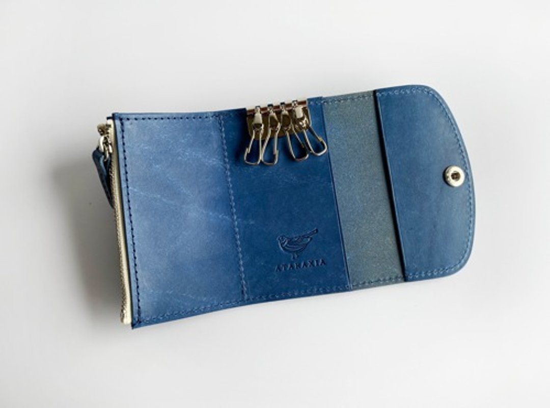Key case with zipper pocket Blue Italian leather MAYA Smart key can be stored Selectable metal fitting color Personalized gift available - 钥匙链/钥匙包 - 真皮 蓝色