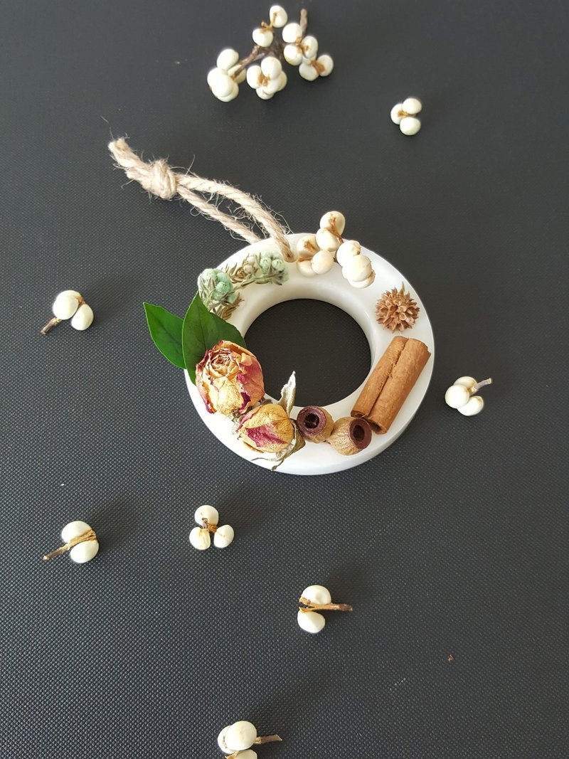 小花圈圣诞Feel   薰香砖 / 圣诞礼物/居家摆饰/送礼/ 干燥花 - 香薰/精油/线香 - 蜡 黄色