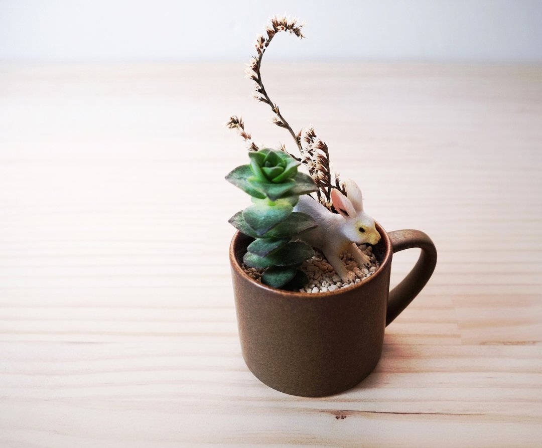 〈停一停吹吹风〉多肉植物 兔子 瓷器 盆栽  <Stop for a cold wind>  Succulents - 植栽/盆栽 - 瓷 卡其色
