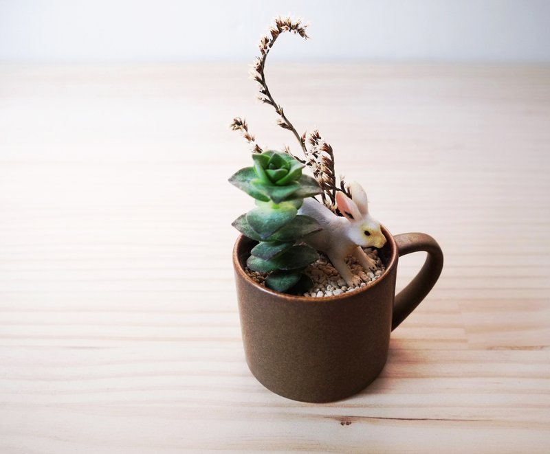 〈停一停吹吹风〉多肉植物 兔子 瓷器 盆栽  <Stop for a cold wind>  Succulents - 植栽/盆栽 - 瓷 卡其色
