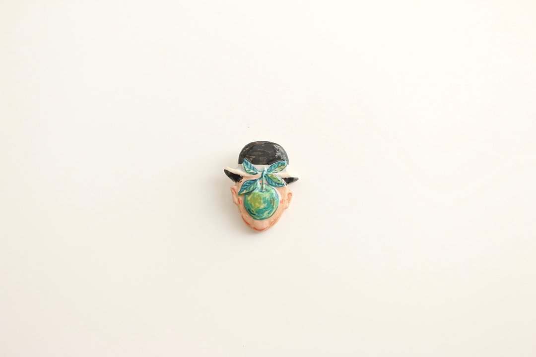 Ceramic Brooch Magnet The Son of Man - 胸针 - 陶 绿色