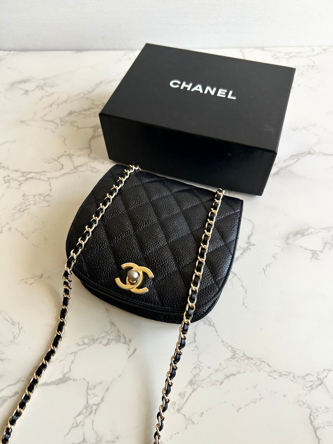 中古包 Chanel 鱼子黑金旋转扣马鞍包 斜背包 单肩包 侧背包 二手包 - 侧背包/斜挎包 - 真皮 黑色