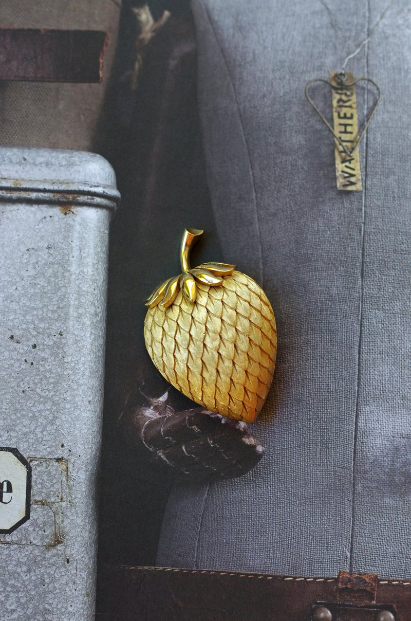 古董皇冠Trifari金色 刷纹水果草莓 别针胸针 1960年 b137 - 胸针 - 其他金属 金色