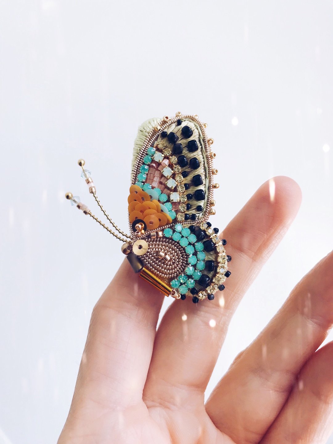 Butterfly Brooch Handmade Beaded Embroidered, gift for girlfriend - 胸针 - 绣线 金色