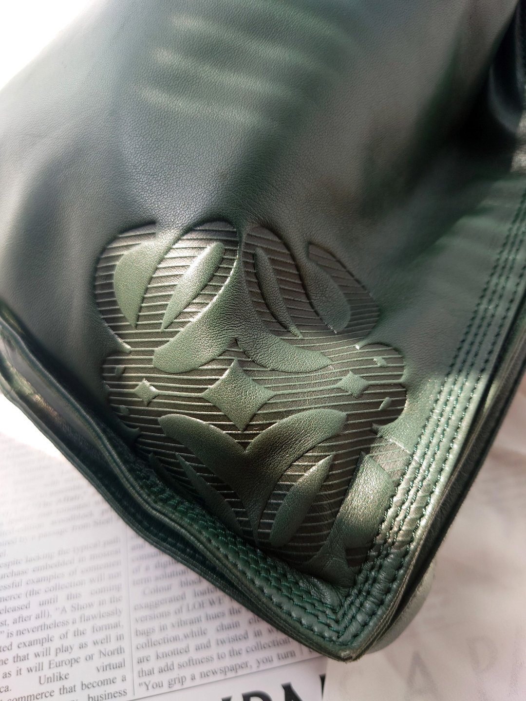 客预订 Loewe Flamenco 暗绿羊皮束口袋肩背包斜挎包单肩包束绳包 - 侧背包/斜挎包 - 真皮 绿色