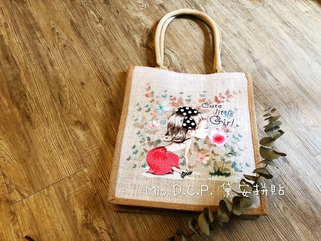 清新少女麻布袋 长提袋 收纳 纸艺拼贴 交换礼物【限量现货】 - 化妆包/杂物包 - 棉．麻 卡其色