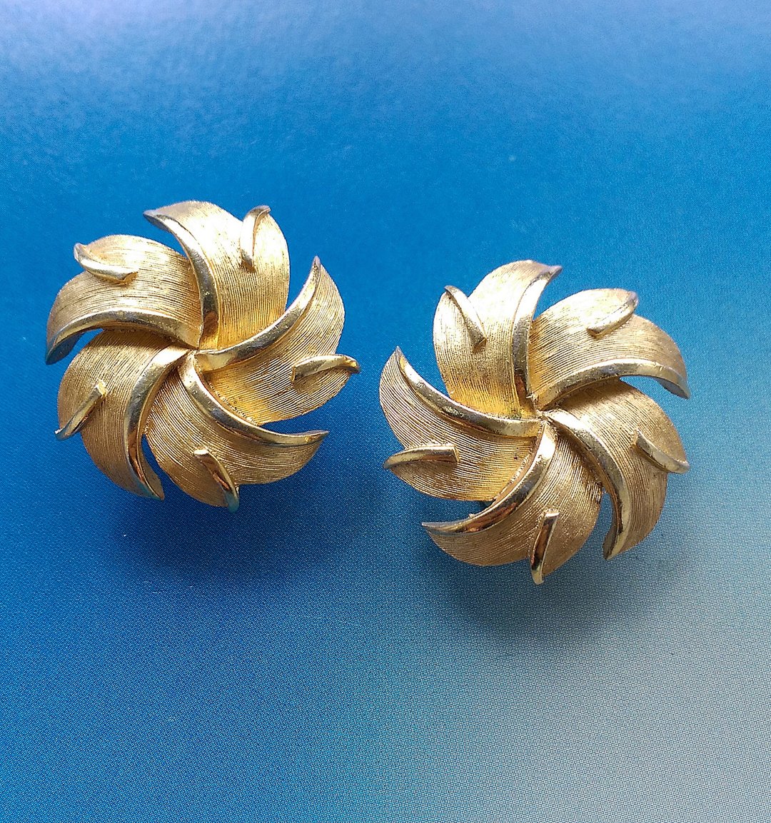 Vintage Jewelry 西洋古董饰品 TRIFARI 金色调  花朵 夹式耳环 - 耳环/耳夹 - 其他金属 金色