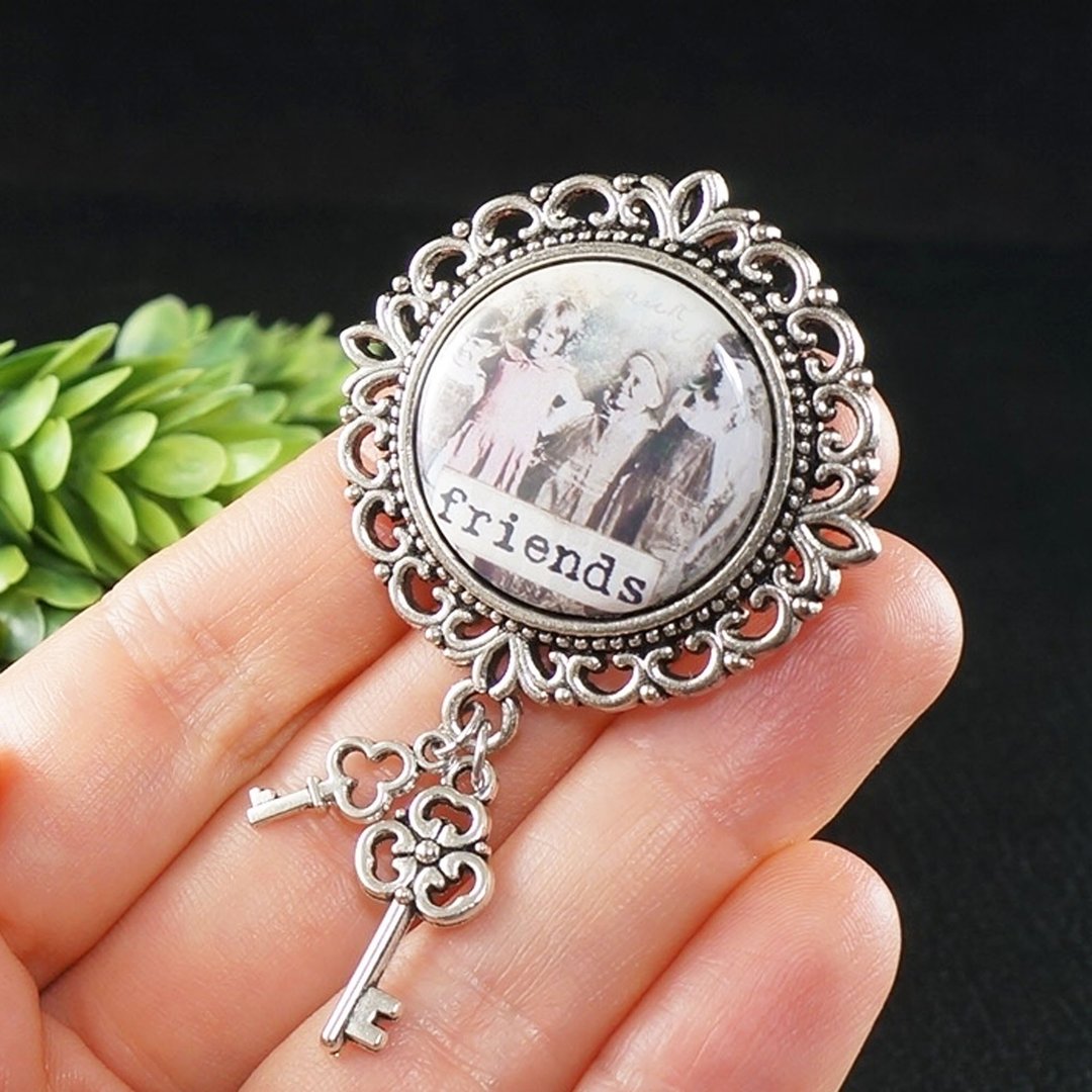 Vintage Style Friends Brooch Friendship Key Charm Gray Retro Brooch Pin Jewelry - 胸针 - 其他金属 银色