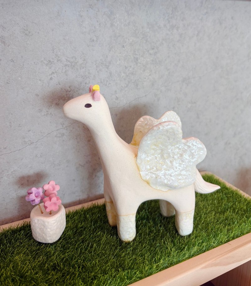 梦想的飞马_有穿袜子_我最漂亮美_台湾白陶土 - 摆饰 - 陶 白色