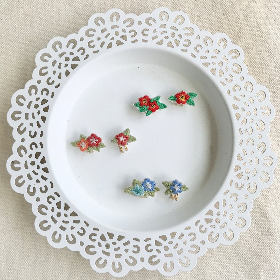 手作刺绣//清甜野花不对称耳环//可改夹式 - 耳环/耳夹 - 绣线 多色