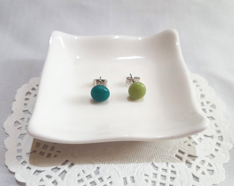简约不败款  双撞色【小豆豆糖果 - 绿色款 】造型贴耳式耳环。抗过敏耳针/耳环 - 耳环/耳夹 - 粘土 绿色