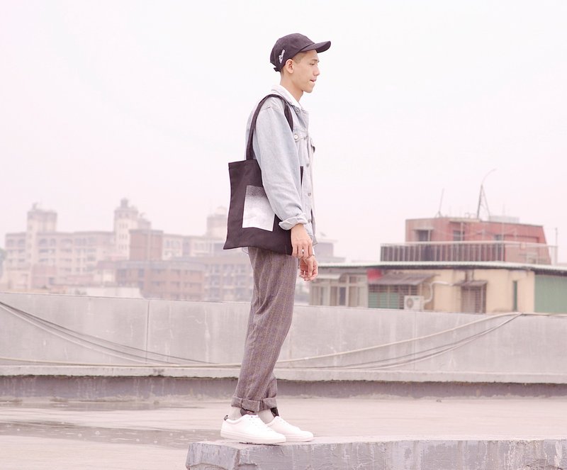 渐层白色票手工印刷 肩背购物袋 - 侧背包/斜挎包 - 其他材质 黑色