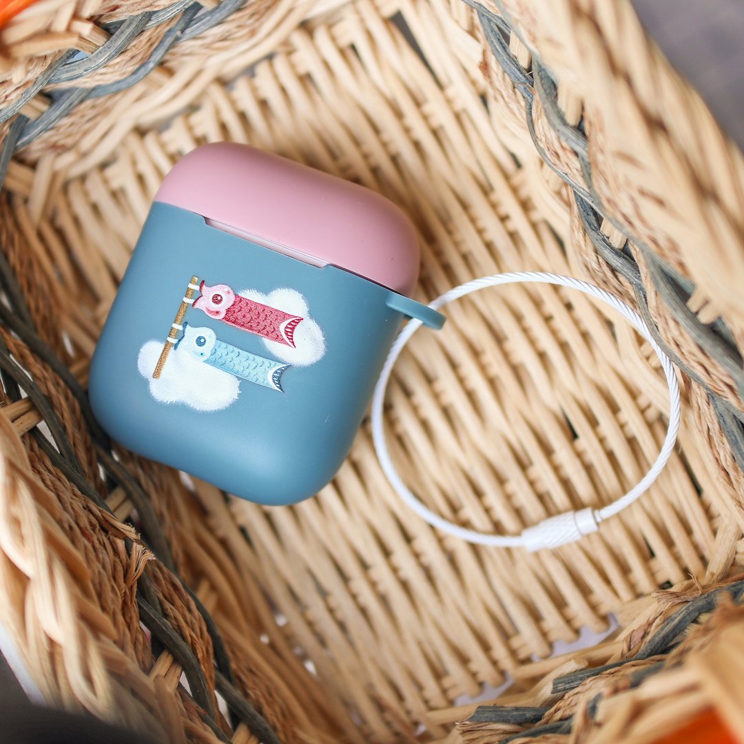 双鱼旗子 の 浪漫 / AIRPODS 保护套 - 烟熏蓝 - 耳机收纳 - 塑料 蓝色