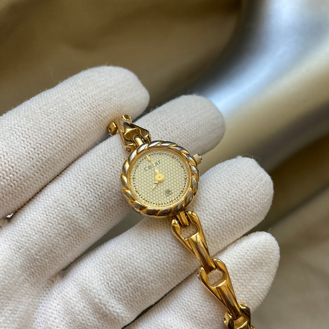 Caesar 镀18K金 3TM防水 迷你麻花金色 几何纹表盘 手链式古董表 - 女表 - 其他金属 金色