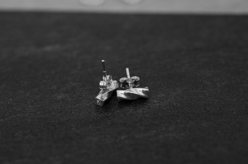 纯银视觉扭转耳针 - 耳环/耳夹 - 银 银色