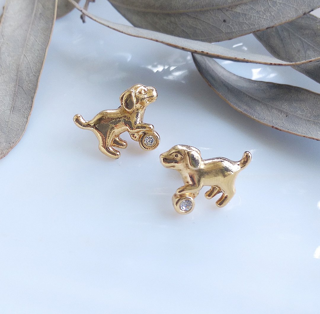 Vintage Jewelry 西洋古董饰品 AVON 可爱小狗戏球 小巧 针式耳环 - 耳环/耳夹 - 其他金属 金色