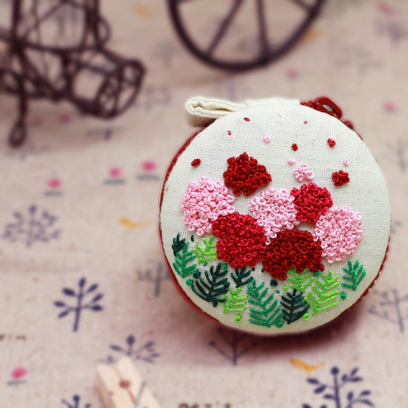 刺绣 ♥绣球花(红)♥ 马卡龙零钱包 吊饰 钥匙圈 手作 婚礼小物 耳机收纳 - 卷线器/电线收纳 - 纸 红色