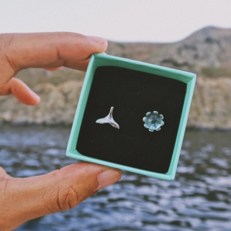 鲸鱼的蓝眼珠纯银耳环 WHALE'S BLUE EYE - 耳环/耳夹 - 纯银 蓝色