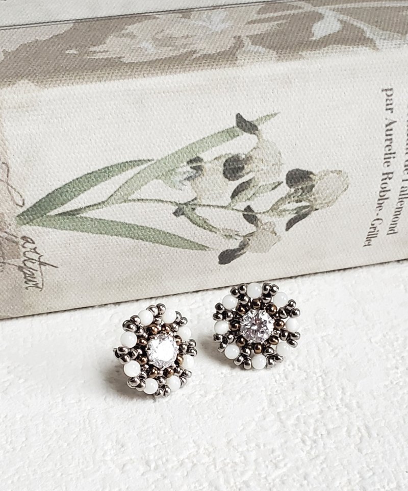 花饰耳针耳环  白贝款 - 耳环/耳夹 - 其他材质 白色