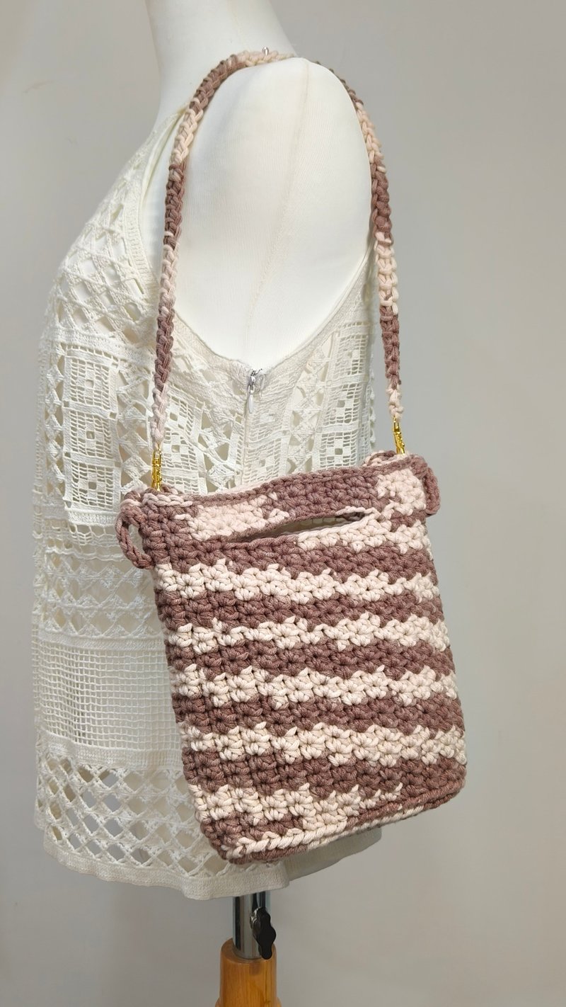 世界仅此一个~当咖啡撞上米白色 +双花图纹 钩成好美的步步高升 - 侧背包/斜挎包 - 棉．麻 咖啡色