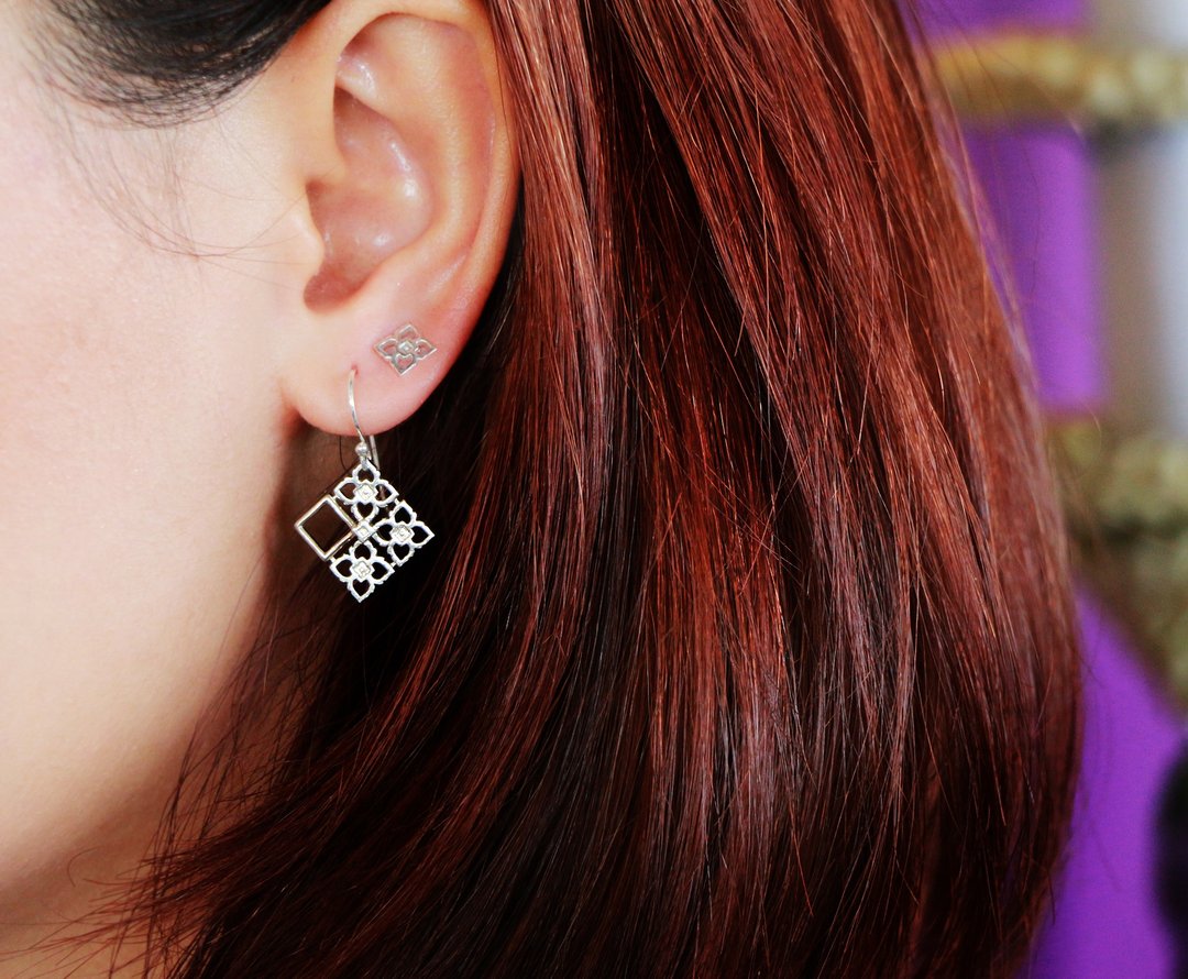 Thinking outside the  box in 925 sterling silver earrings - 耳环/耳夹 - 其他金属 银色