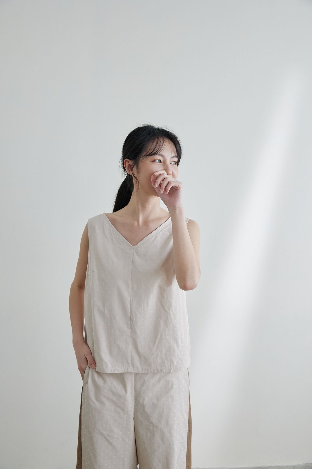 小憩时光V领无袖背心上衣-轻奶酪 - 女装背心 - 聚酯纤维 白色