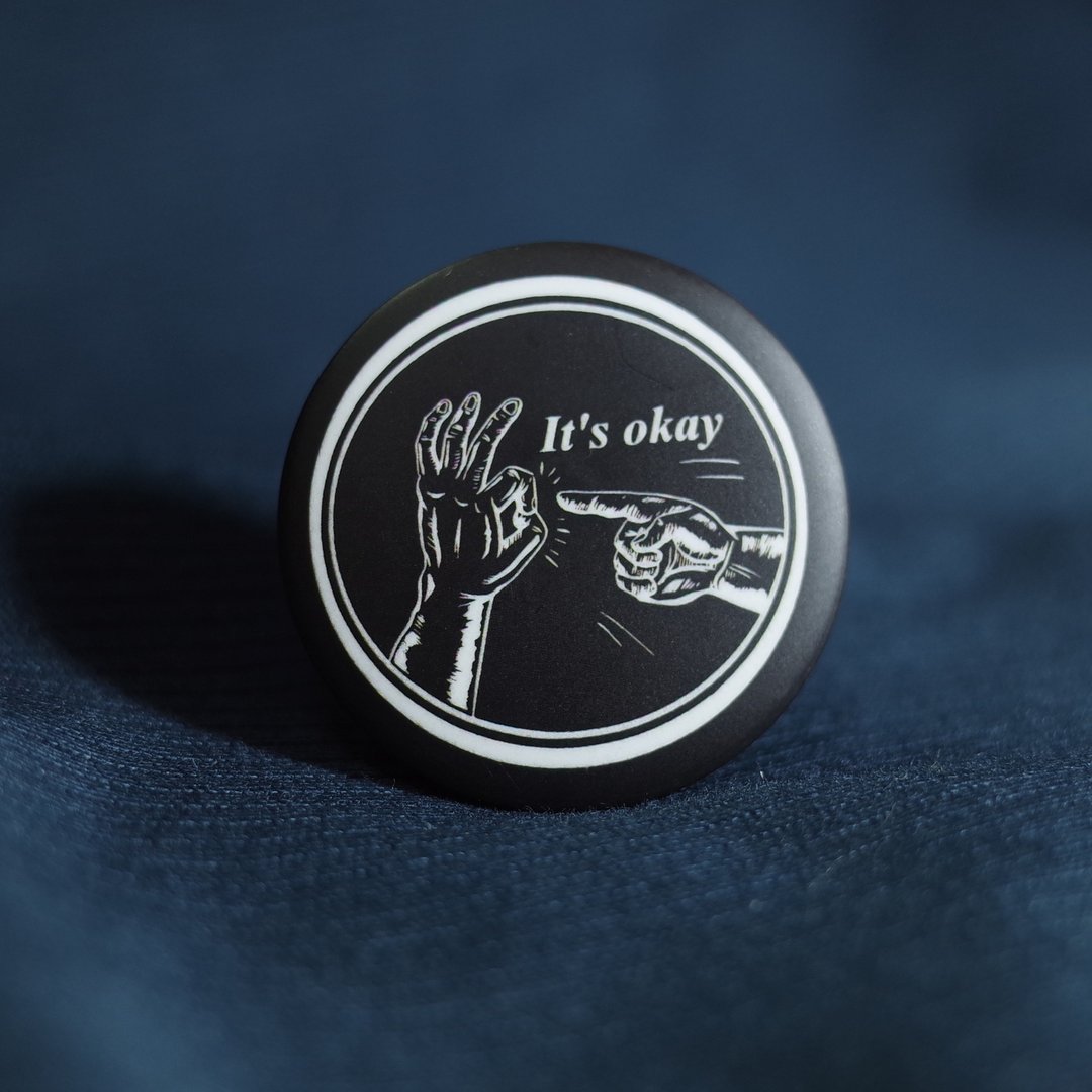 It's okay 徽章胸章 - 32mm 小款雾黑 - 徽章/别针 - 塑料 黑色