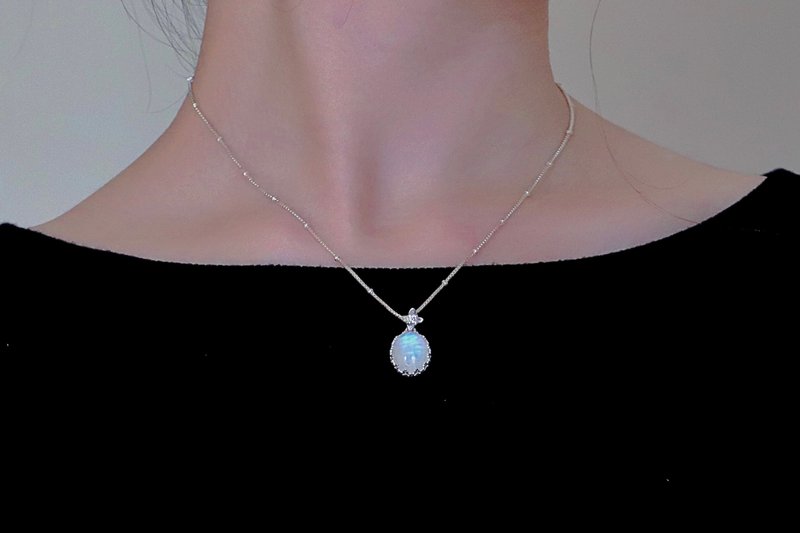 925纯银 月光下的调皮身影-月光石猫咪项链 - 项链 - 纯银 白色