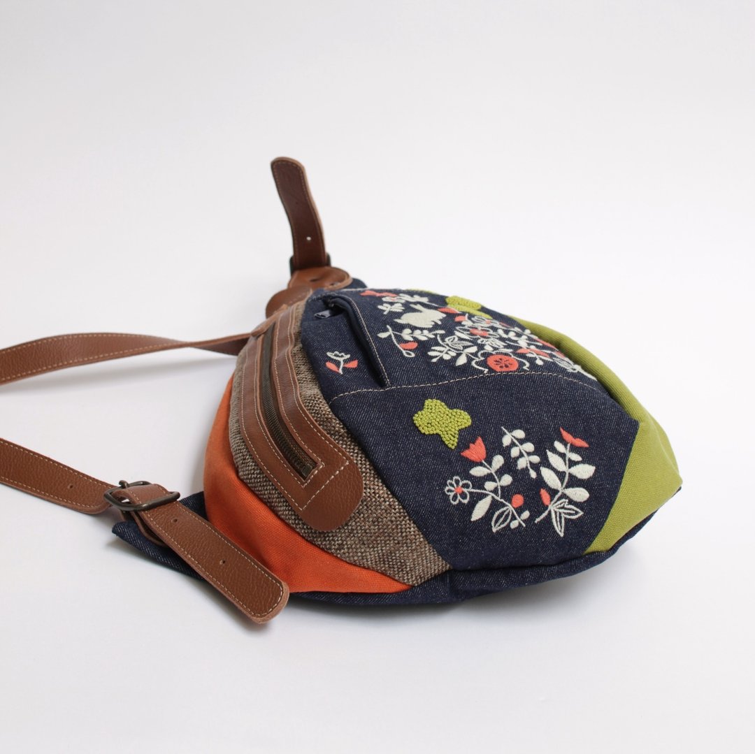 Shoulder bag · Rabbit garden embroidery - 后背包/双肩包 - 棉．麻 卡其色